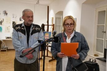(FOTO) Izložba „Oko svijesti” u Perjaničkom domu; Čelebić: Grujićeva djela rezultat dubokih razmišljanja i otpora prema društvenoj stvarnosti