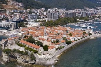 Budva: Kod ruskog državljanina sa ilegalnim boravkom pronađeno skoro pola kilograma marihuane i tablete; Podgoričaninu krivična prijava zbog marihuane